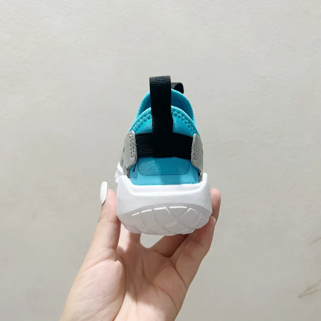 デイリー使いに最適 軽量デザイン 通気性抜群 キッズ ランニングシューズ