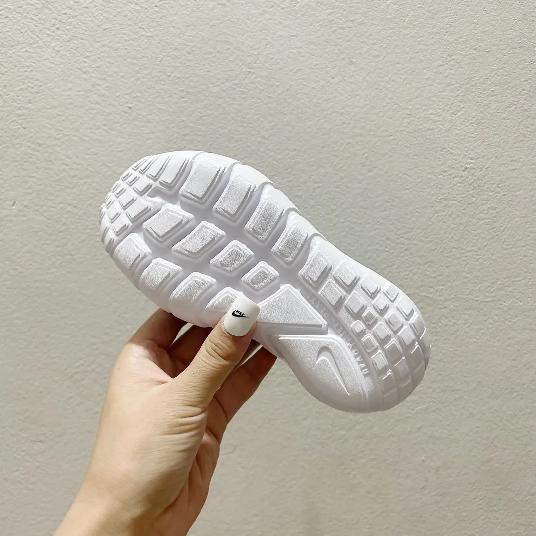 デイリー使いに最適 軽量デザイン 通気性抜群 キッズ ランニングシューズ