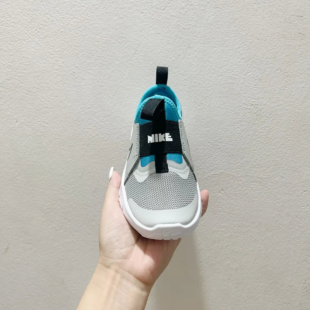 デイリー使いに最適 軽量デザイン 通気性抜群 キッズ ランニングシューズ