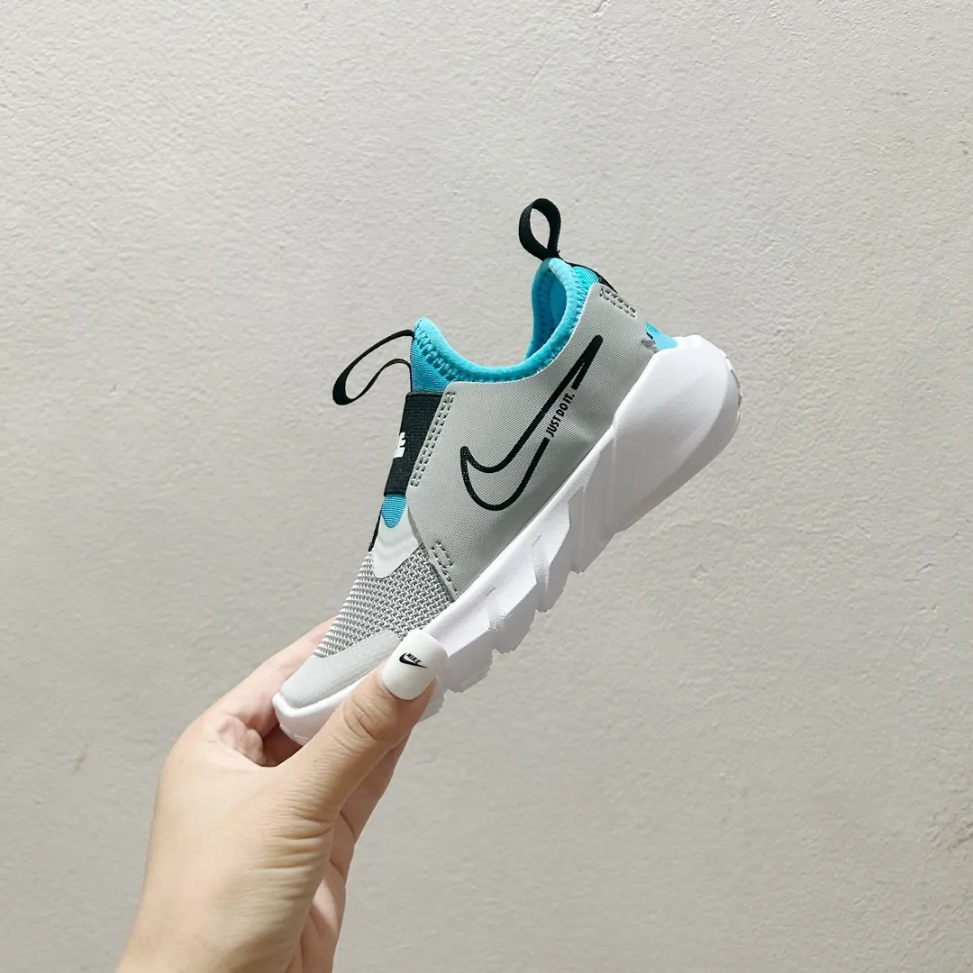 デイリー使いに最適 軽量デザイン 通気性抜群 キッズ ランニングシューズ