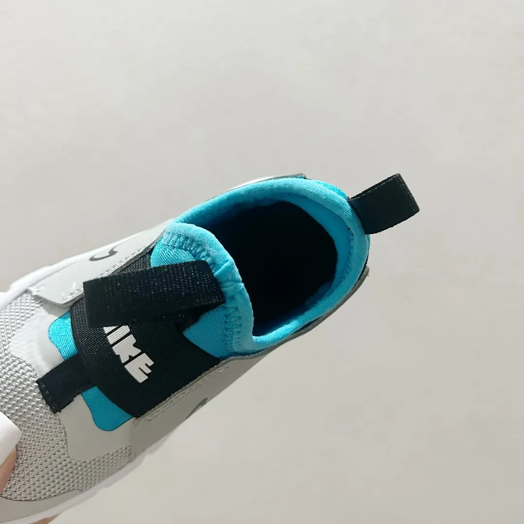 デイリー使いに最適 軽量デザイン 通気性抜群 キッズ ランニングシューズ