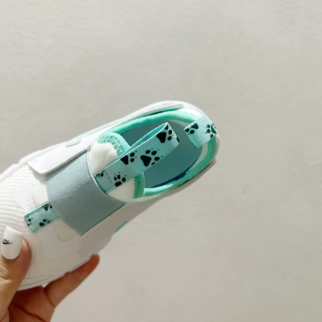 トレンド感たっぷり 軽量デザイン 裸足のような感覚 キッズ ランニングシューズ