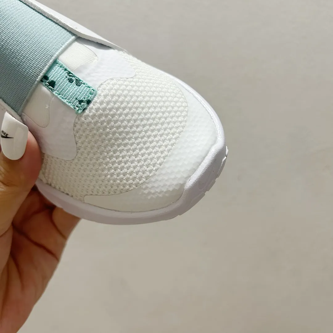 トレンド感たっぷり 軽量デザイン 裸足のような感覚 キッズ ランニングシューズ