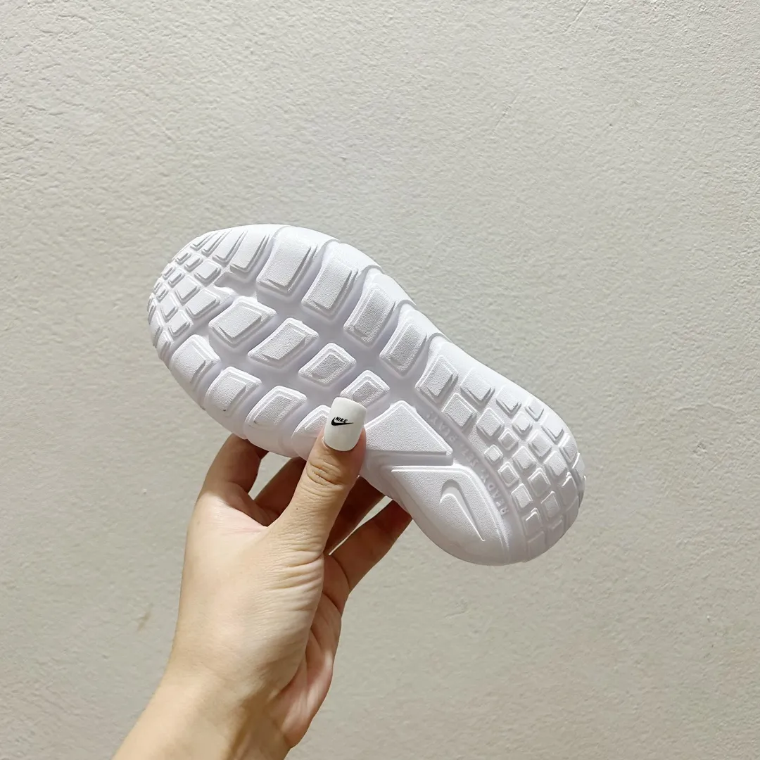 トレンド感たっぷり 軽量デザイン 裸足のような感覚 キッズ ランニングシューズ