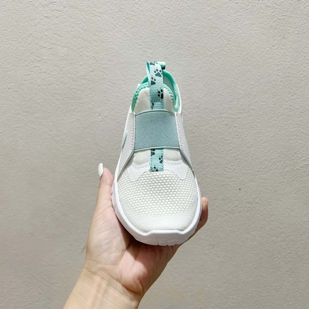 トレンド感たっぷり 軽量デザイン 裸足のような感覚 キッズ ランニングシューズ