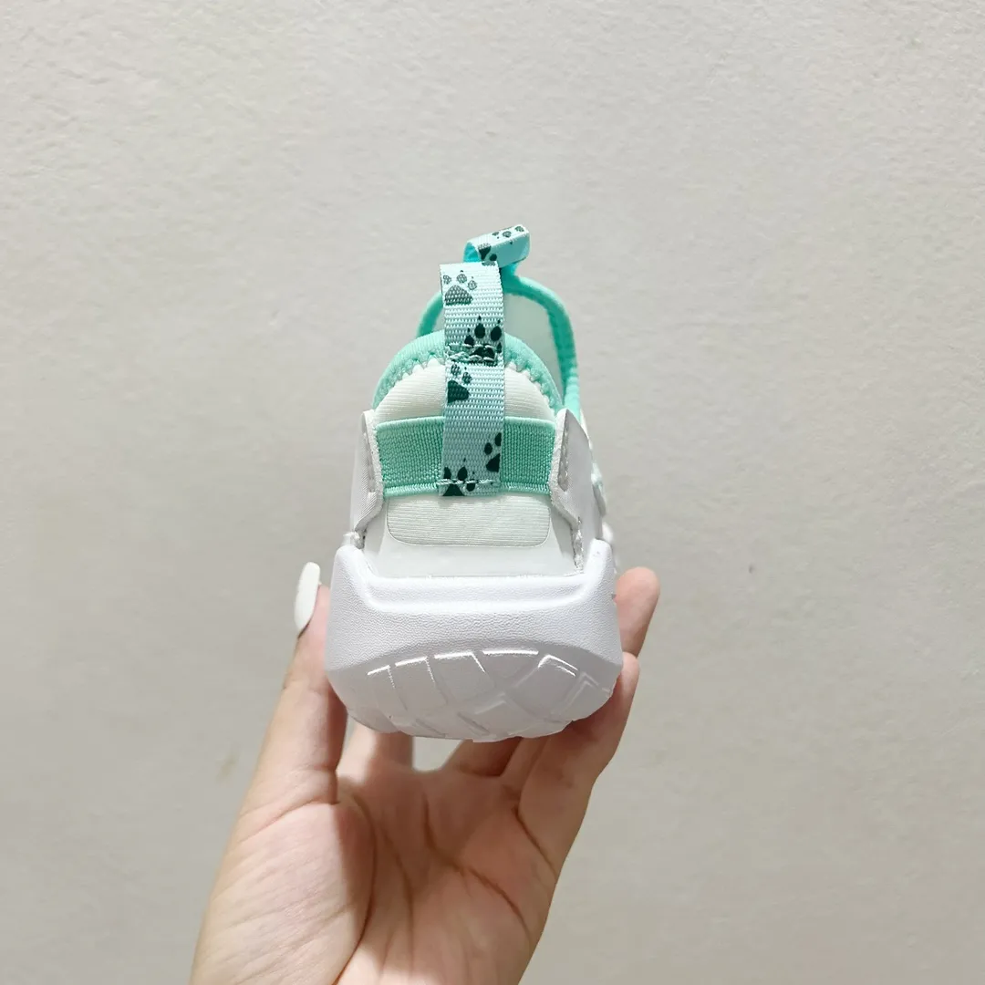 トレンド感たっぷり 軽量デザイン 裸足のような感覚 キッズ ランニングシューズ