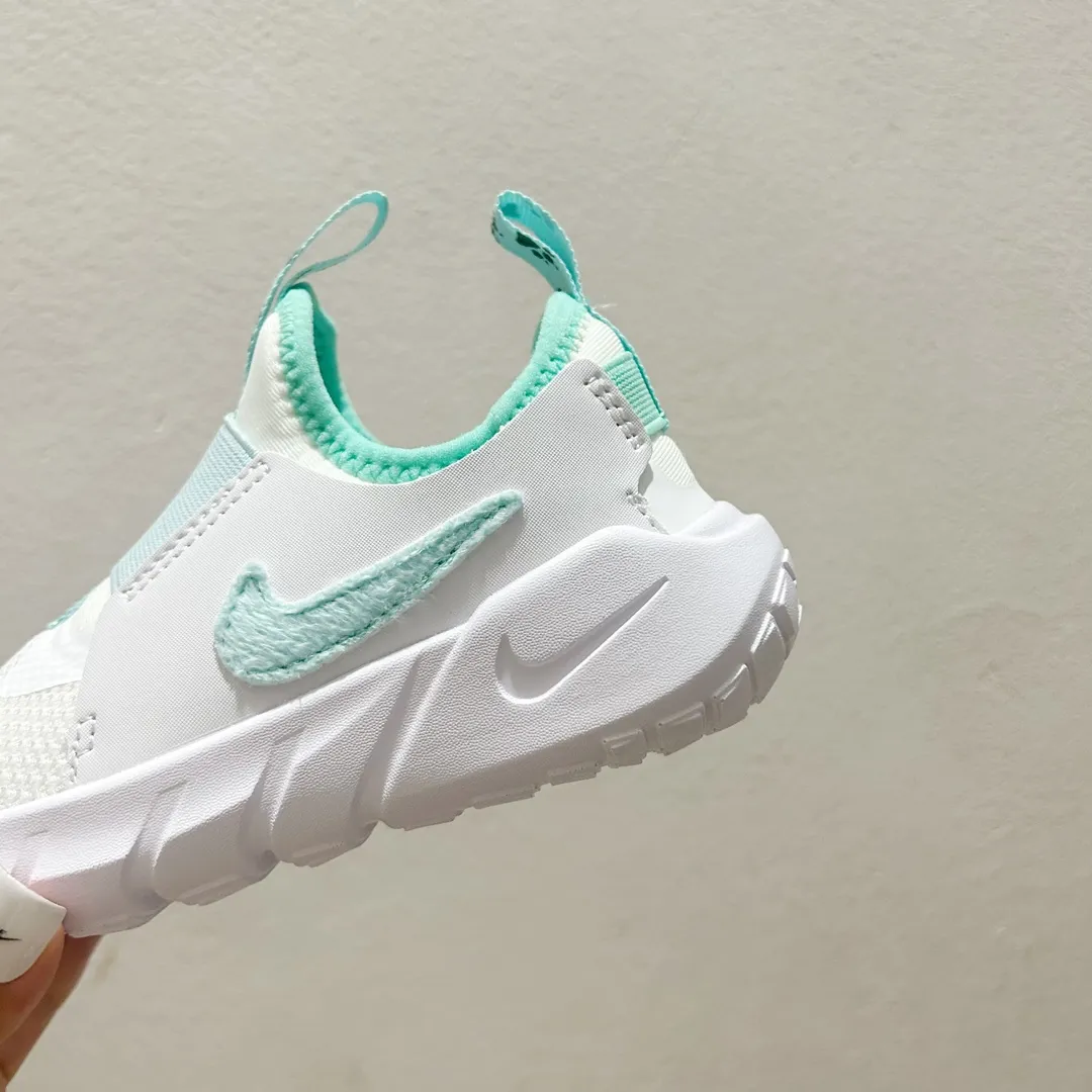 トレンド感たっぷり 軽量デザイン 裸足のような感覚 キッズ ランニングシューズ