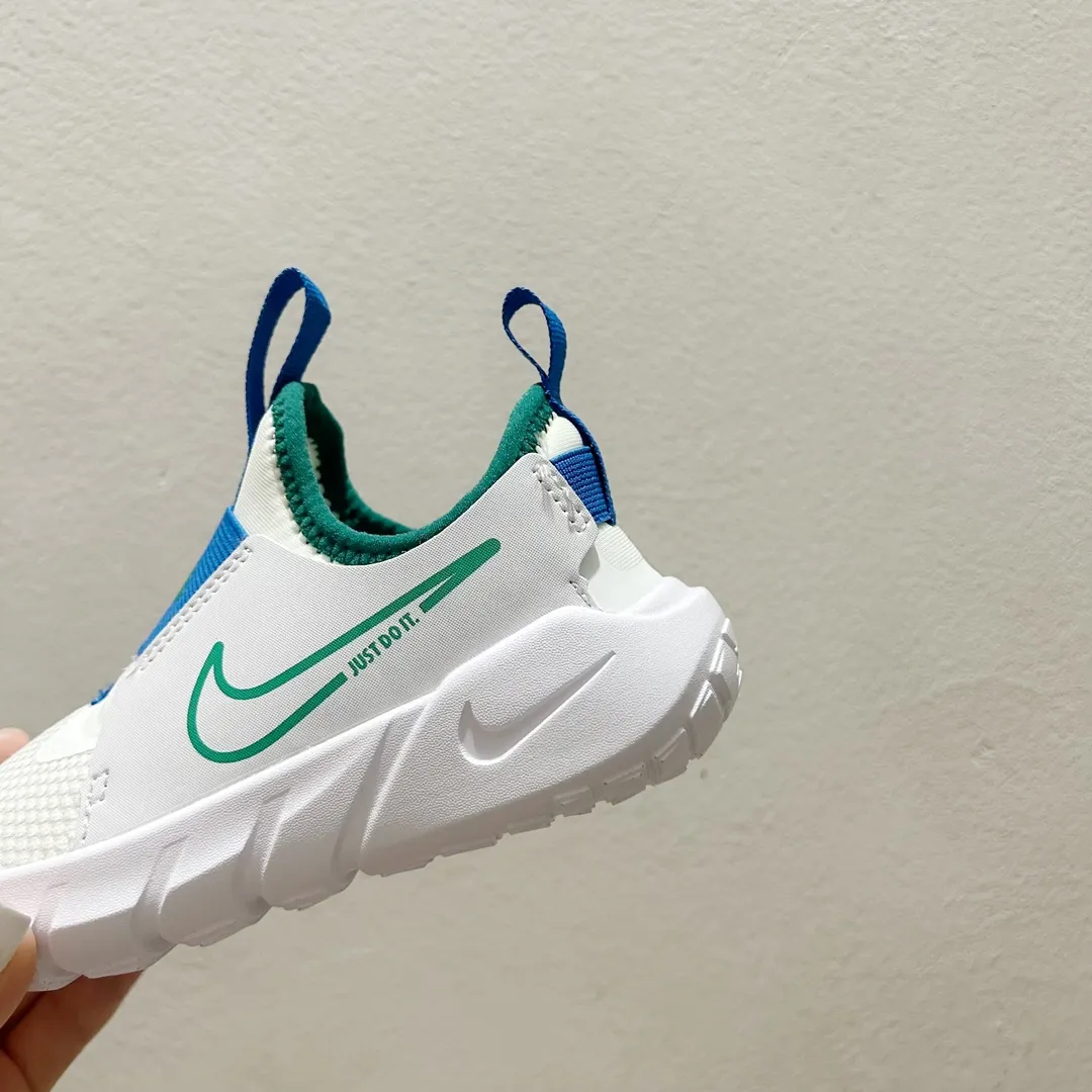 人気爆発中 軽量デザイン かかとをしっかりホールド キッズ ランニングシューズ