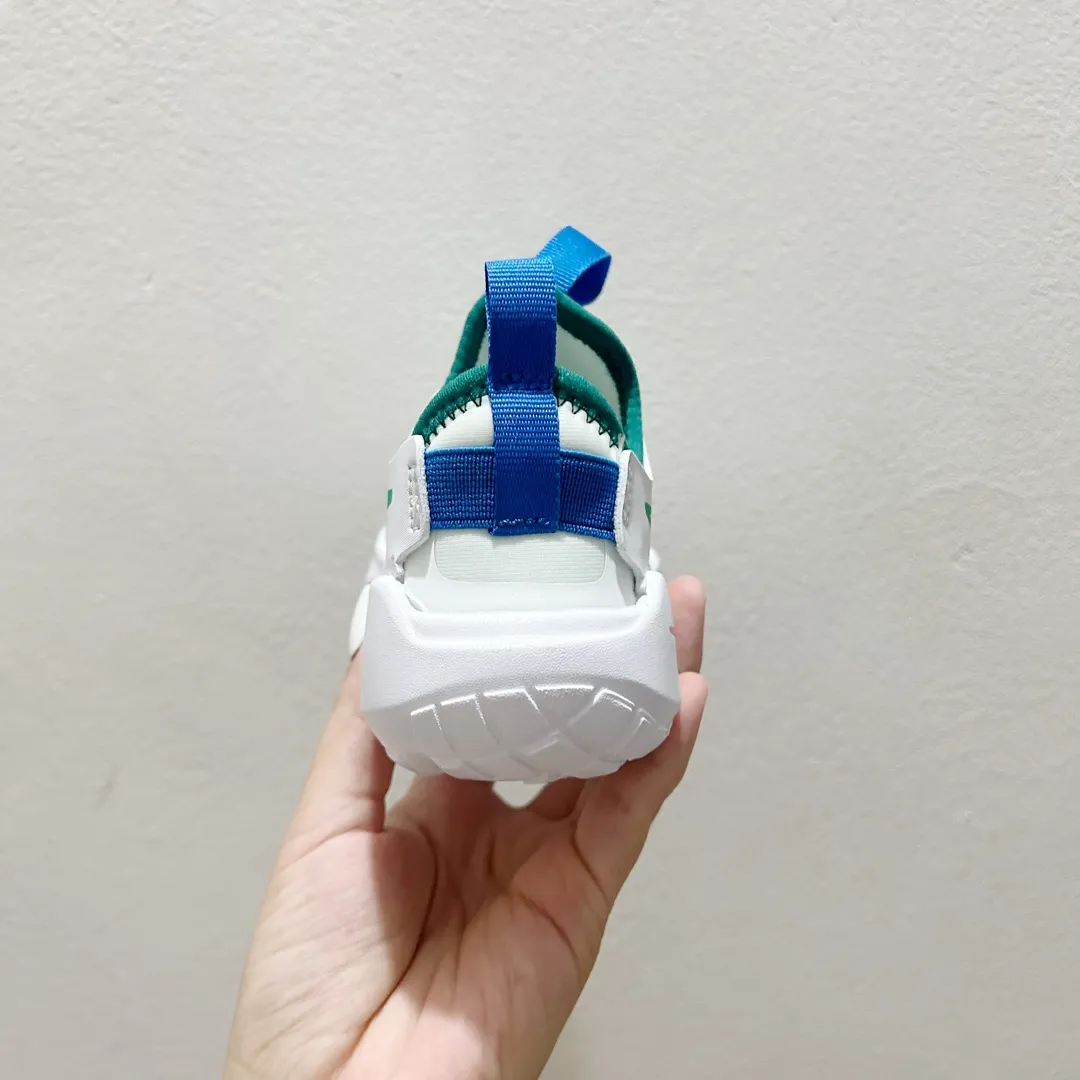 人気爆発中 軽量デザイン かかとをしっかりホールド キッズ ランニングシューズ