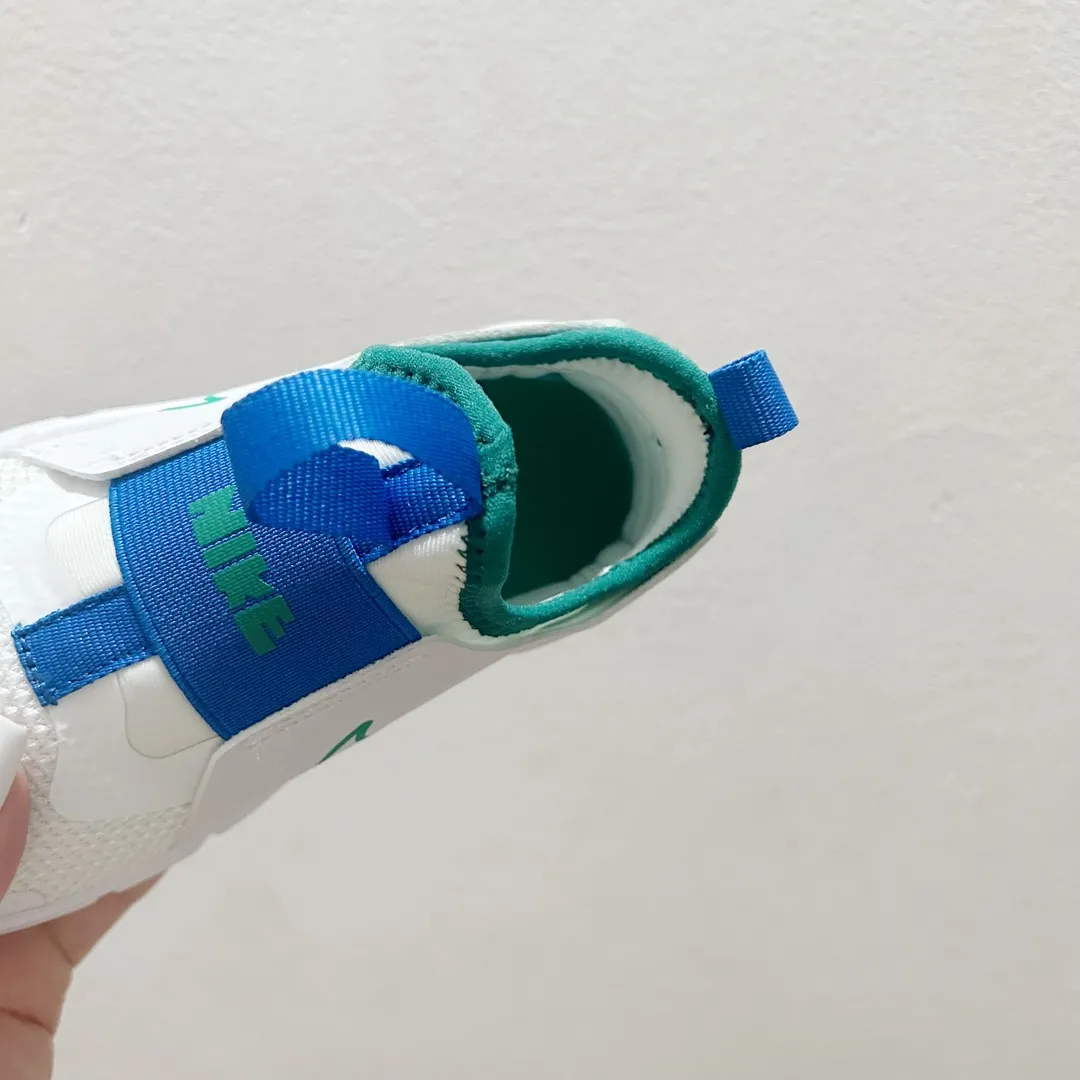 人気爆発中 軽量デザイン かかとをしっかりホールド キッズ ランニングシューズ