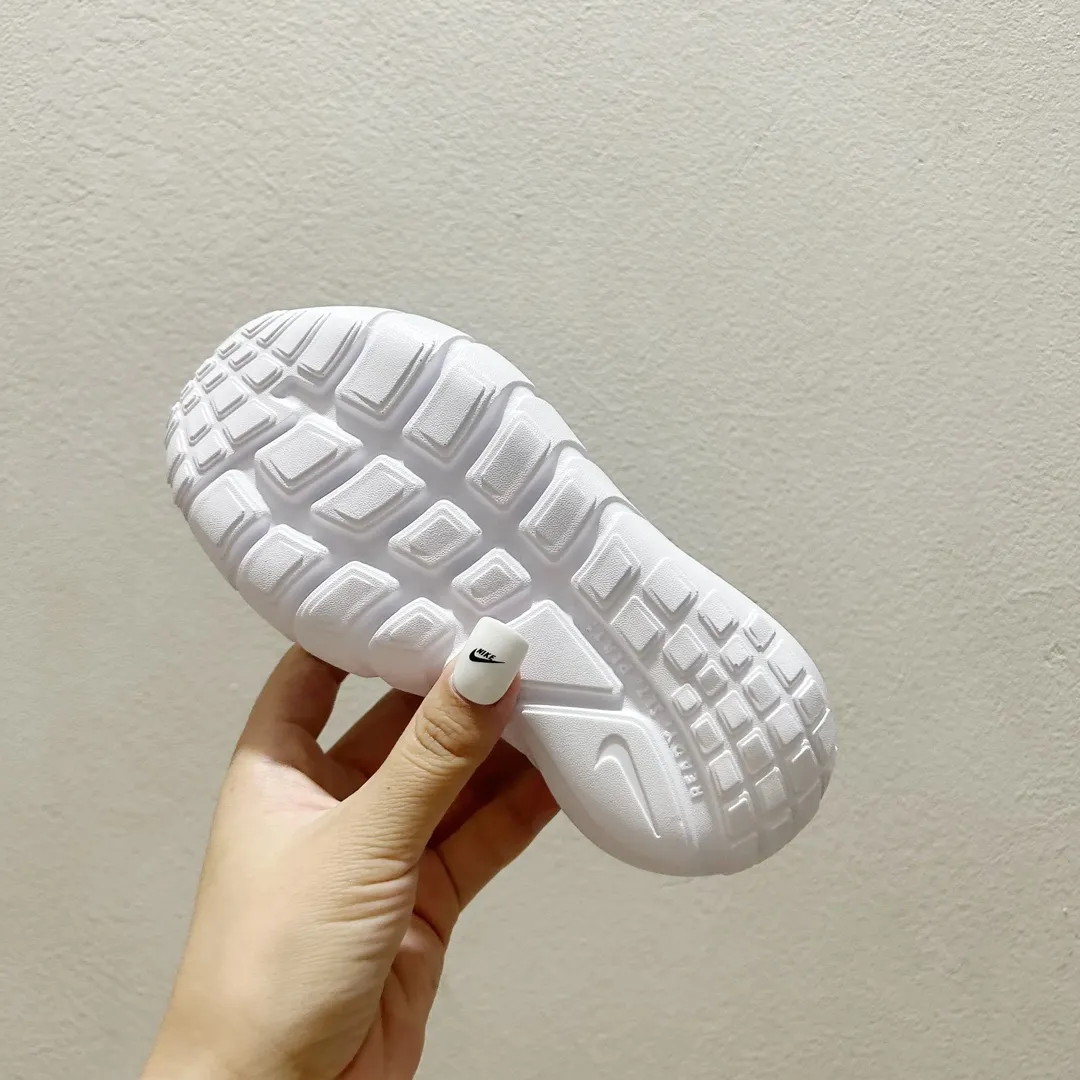 人気爆発中 軽量デザイン かかとをしっかりホールド キッズ ランニングシューズ