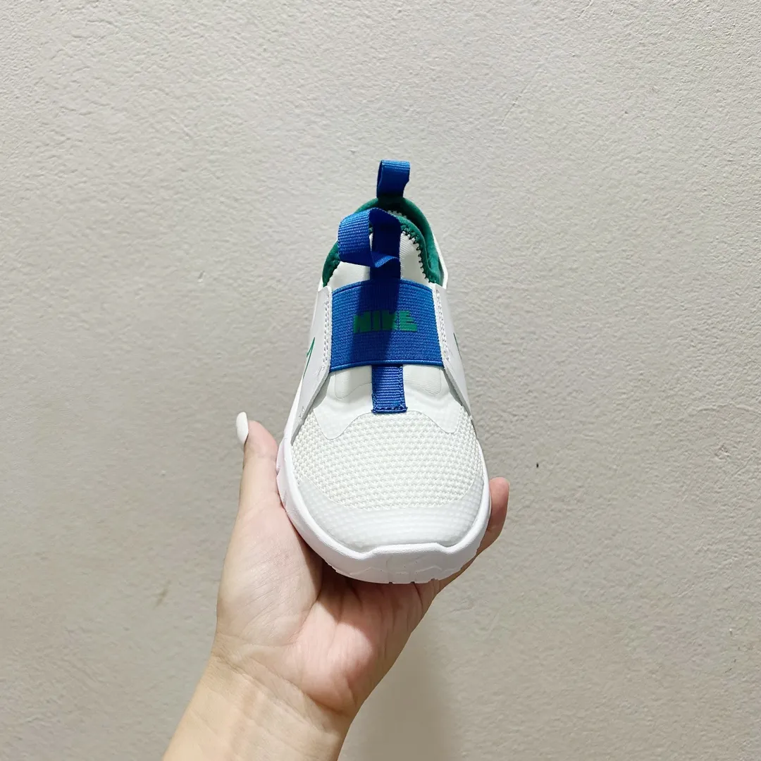 人気爆発中 軽量デザイン かかとをしっかりホールド キッズ ランニングシューズ