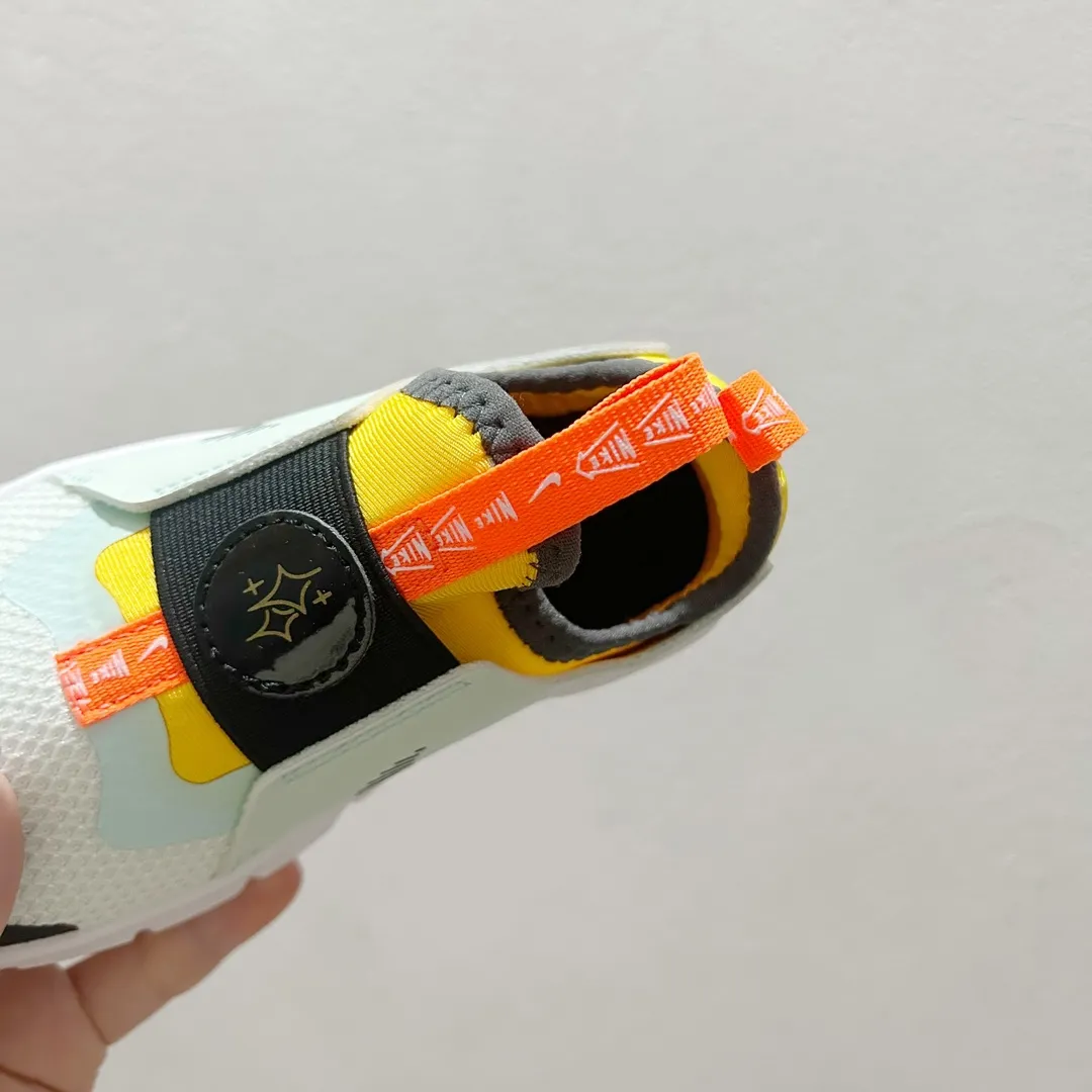 デイリーに大活躍 柔らかいソール 走りやすい キッズ ランニングシューズ