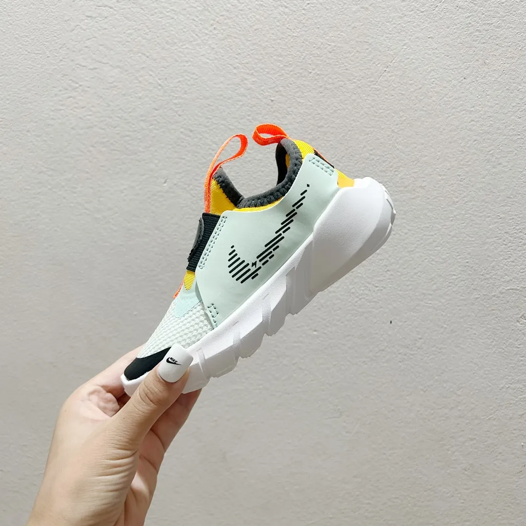 デイリーに大活躍 柔らかいソール 走りやすい キッズ ランニングシューズ