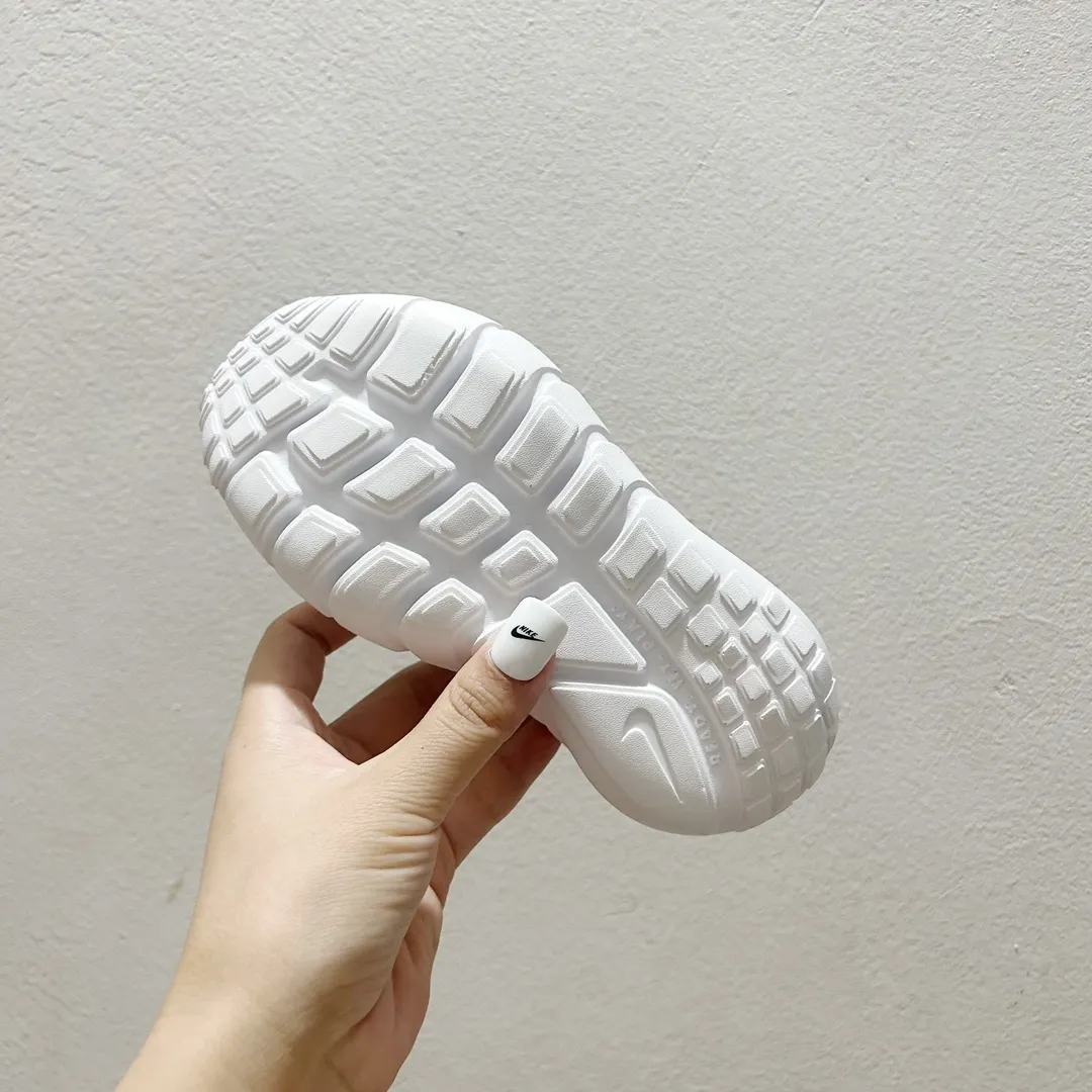 デイリーに大活躍 柔らかいソール 走りやすい キッズ ランニングシューズ