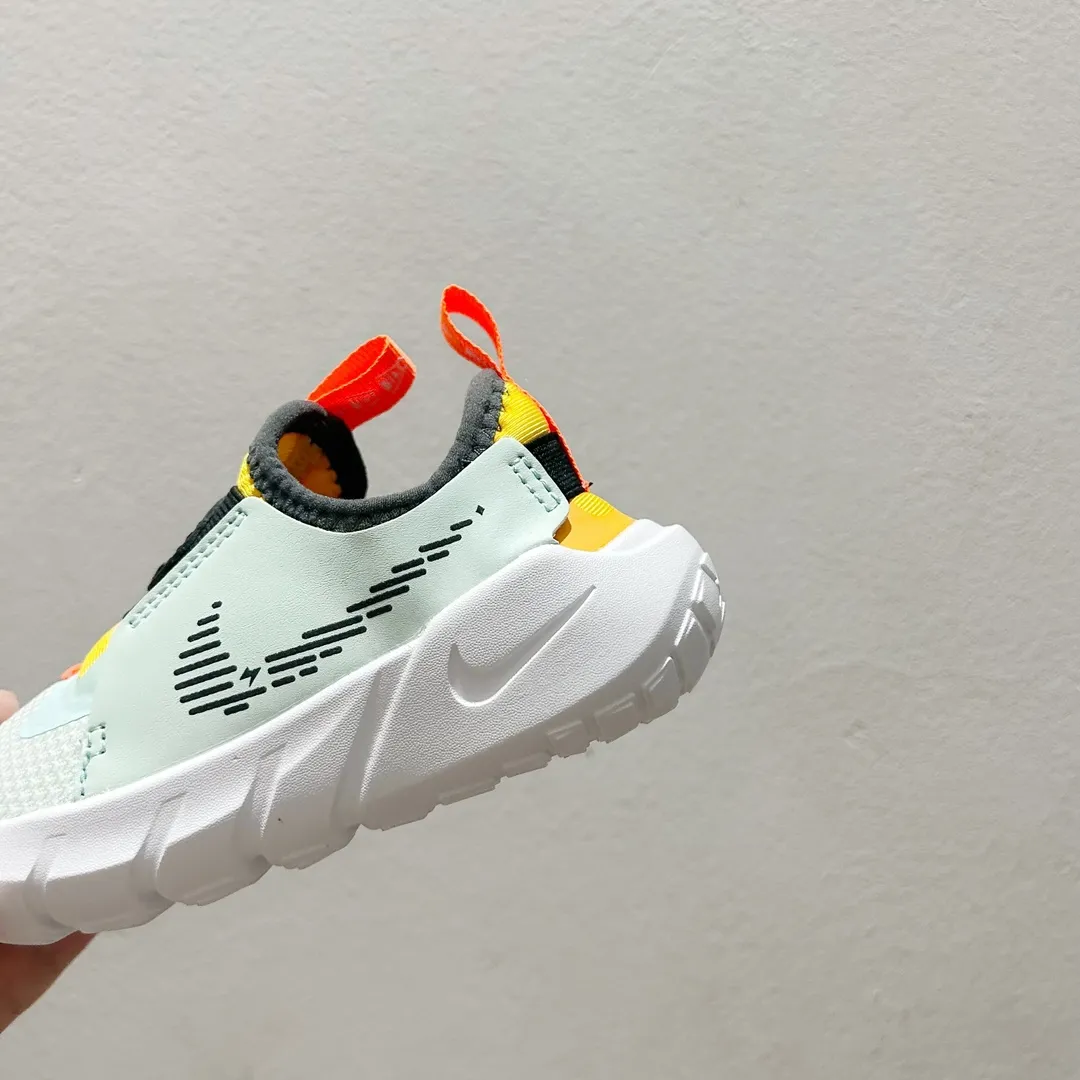 デイリーに大活躍 柔らかいソール 走りやすい キッズ ランニングシューズ