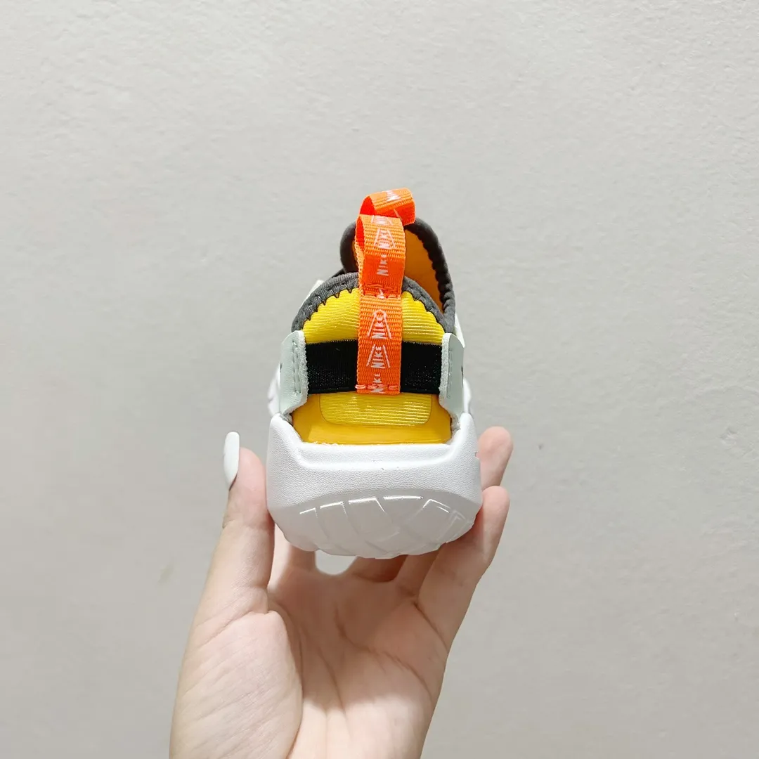 デイリーに大活躍 柔らかいソール 走りやすい キッズ ランニングシューズ