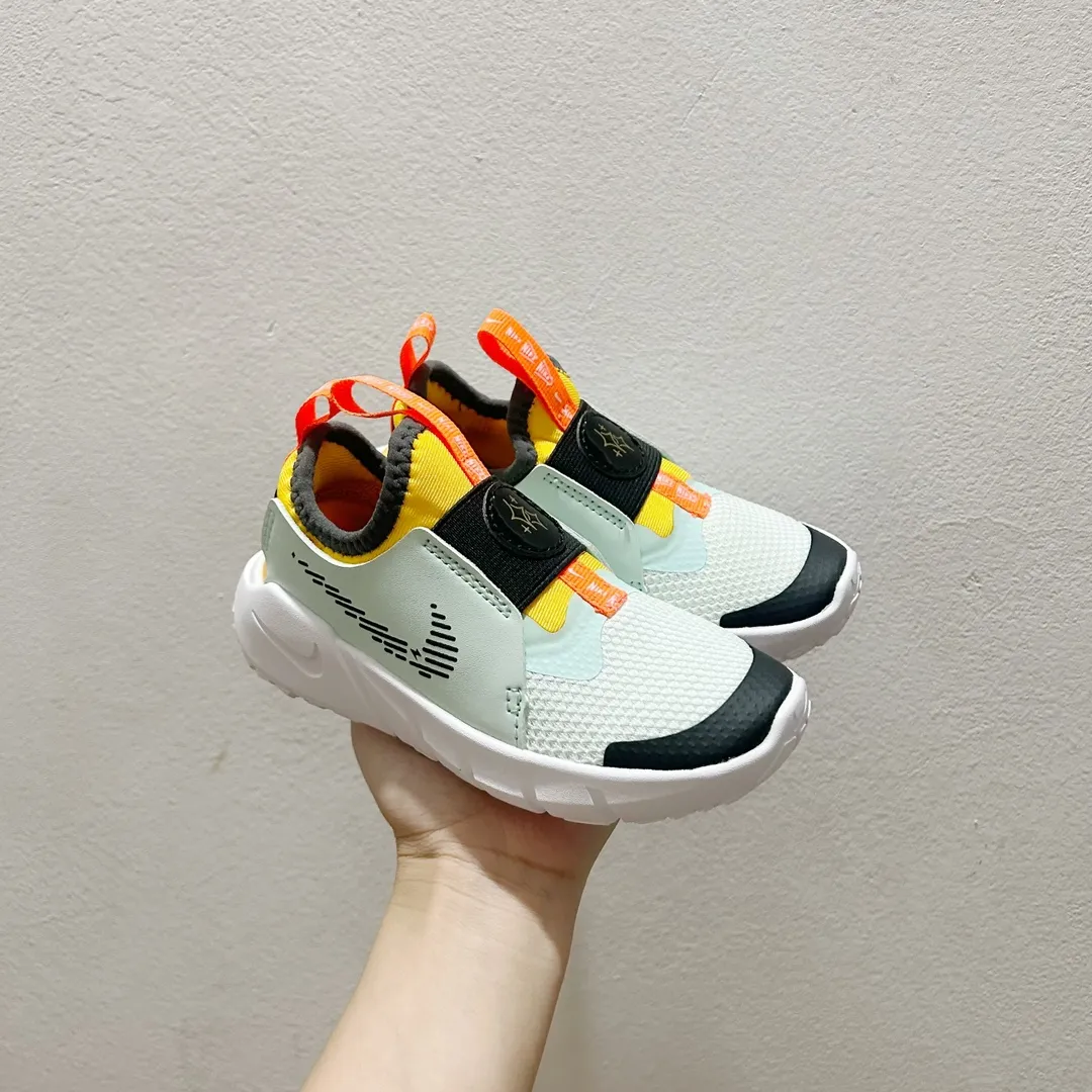 デイリーに大活躍 柔らかいソール 走りやすい キッズ ランニングシューズ