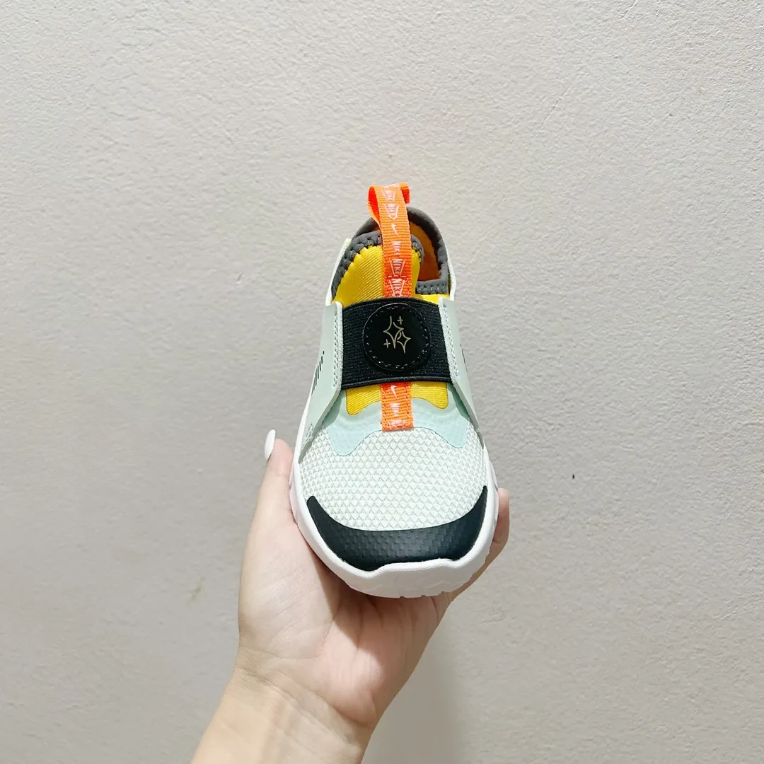 デイリーに大活躍 柔らかいソール 走りやすい キッズ ランニングシューズ