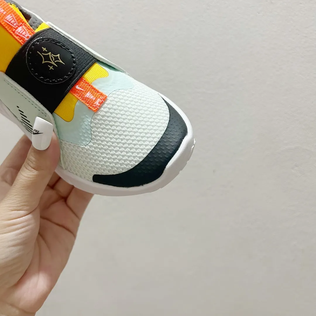 デイリーに大活躍 柔らかいソール 走りやすい キッズ ランニングシューズ