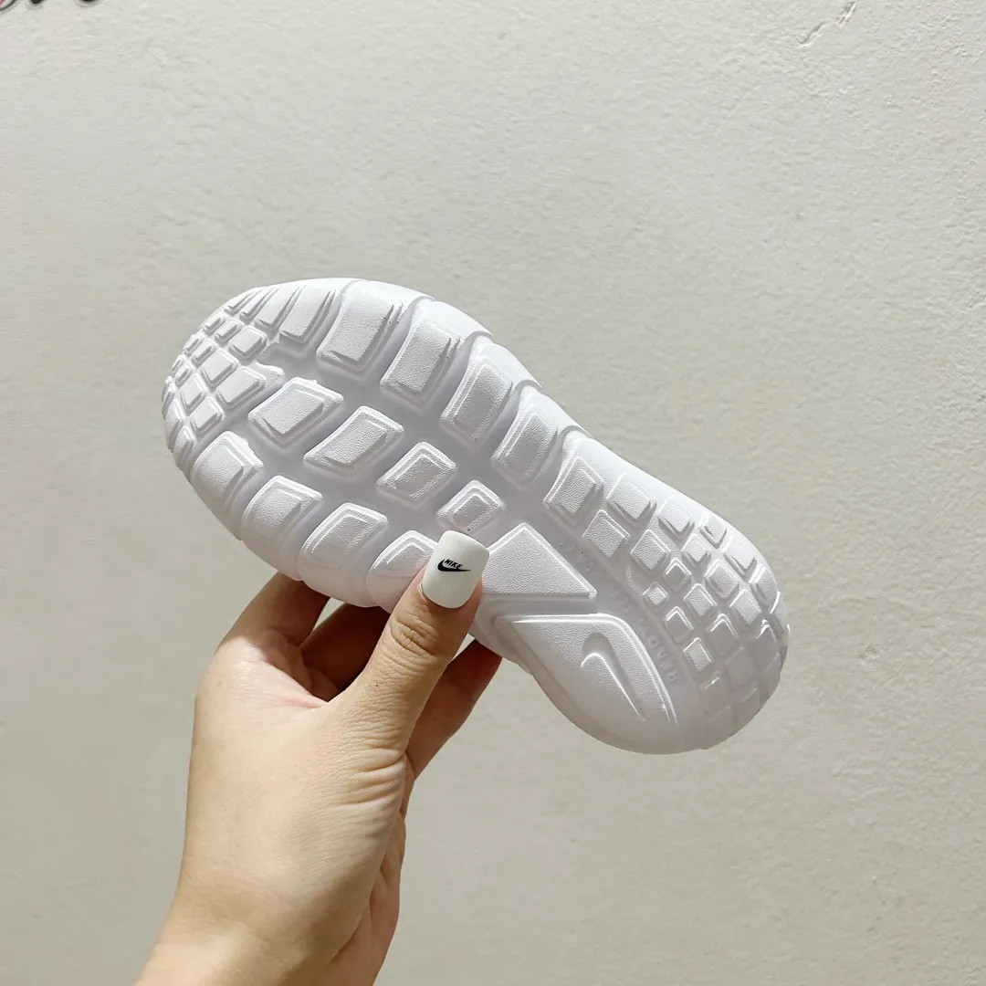 絶対欲しい 大活躍 軽量デザイン フレキシブルソール キッズ ランニングシューズ