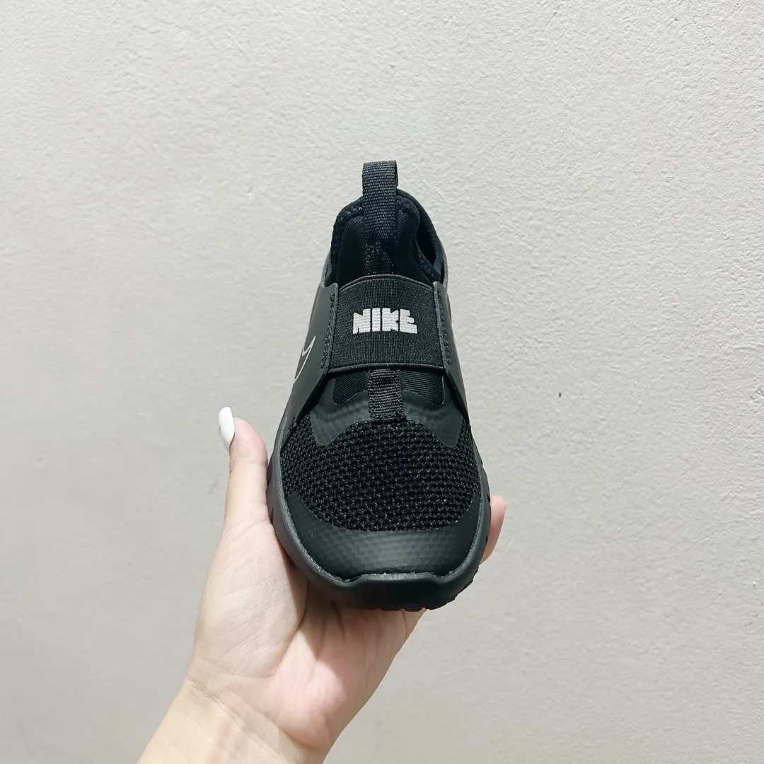 リピーター多数 軽量デザイン クッション性抜群 キッズ ランニングシューズ