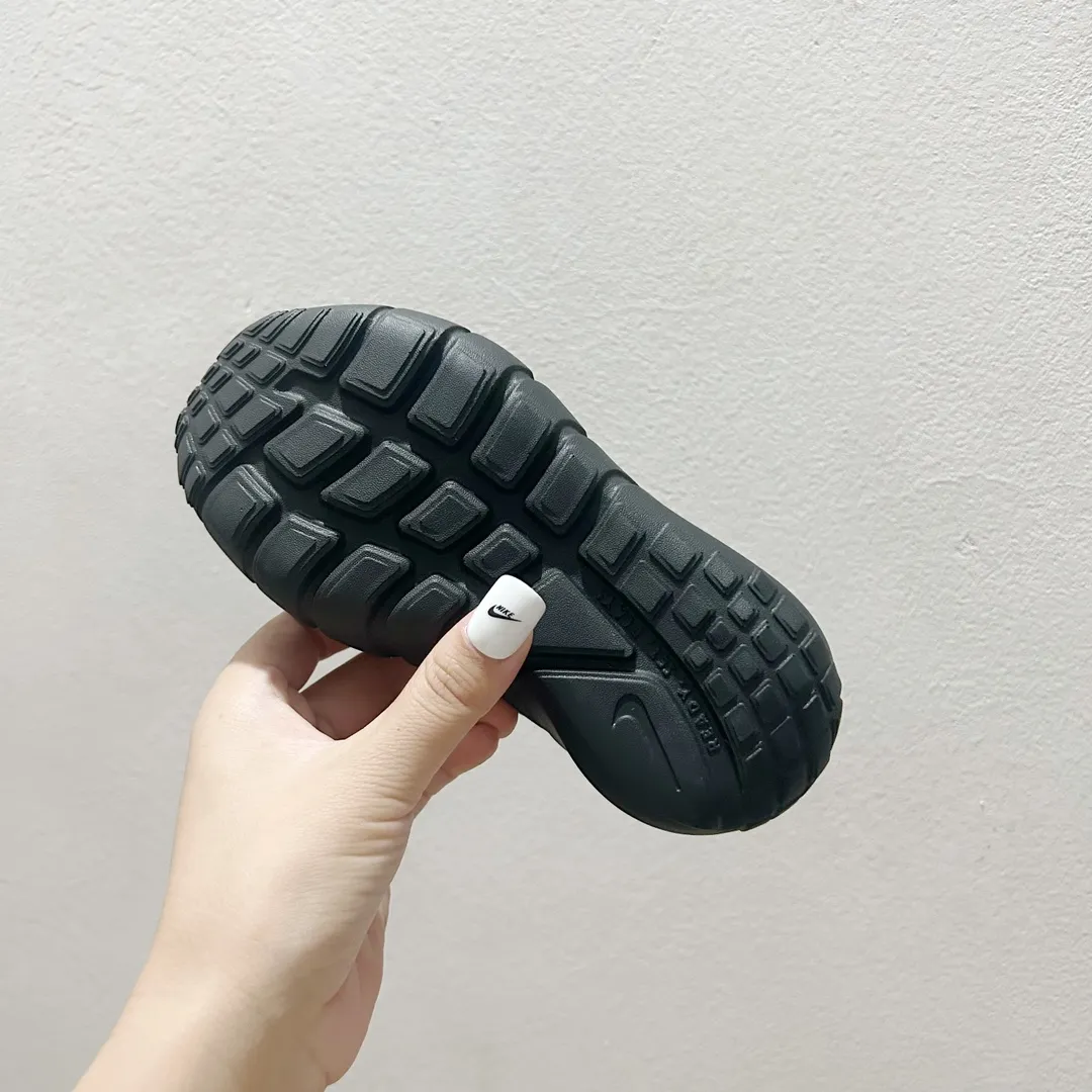 リピーター多数 軽量デザイン クッション性抜群 キッズ ランニングシューズ