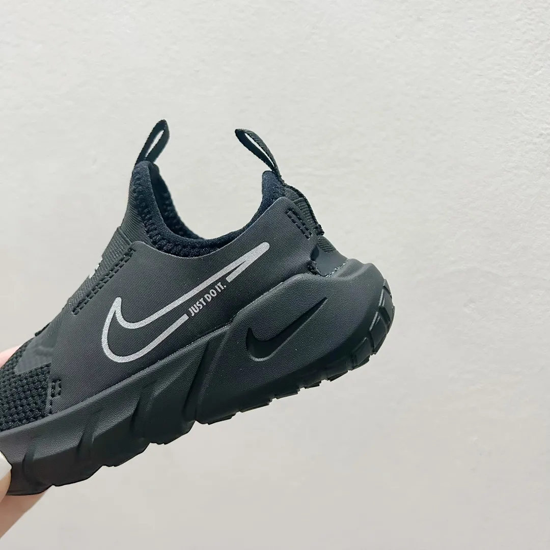 リピーター多数 軽量デザイン クッション性抜群 キッズ ランニングシューズ