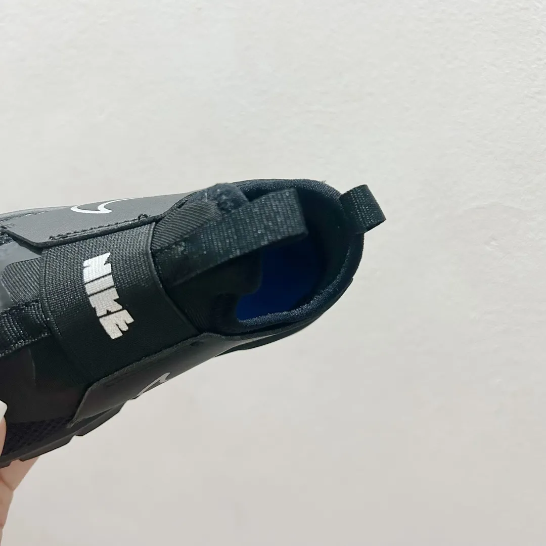 リピーター多数 軽量デザイン クッション性抜群 キッズ ランニングシューズ