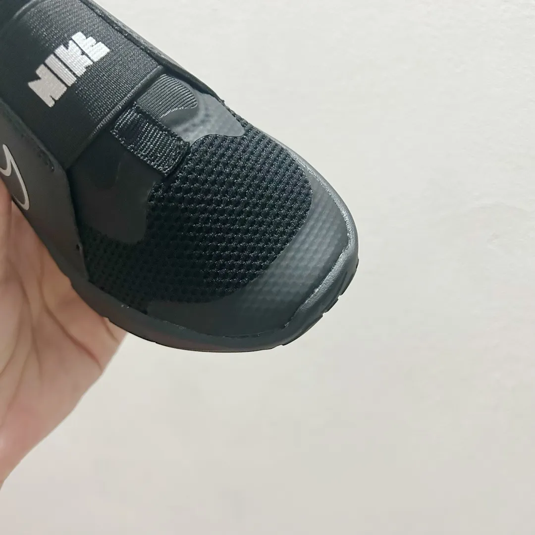 リピーター多数 軽量デザイン クッション性抜群 キッズ ランニングシューズ