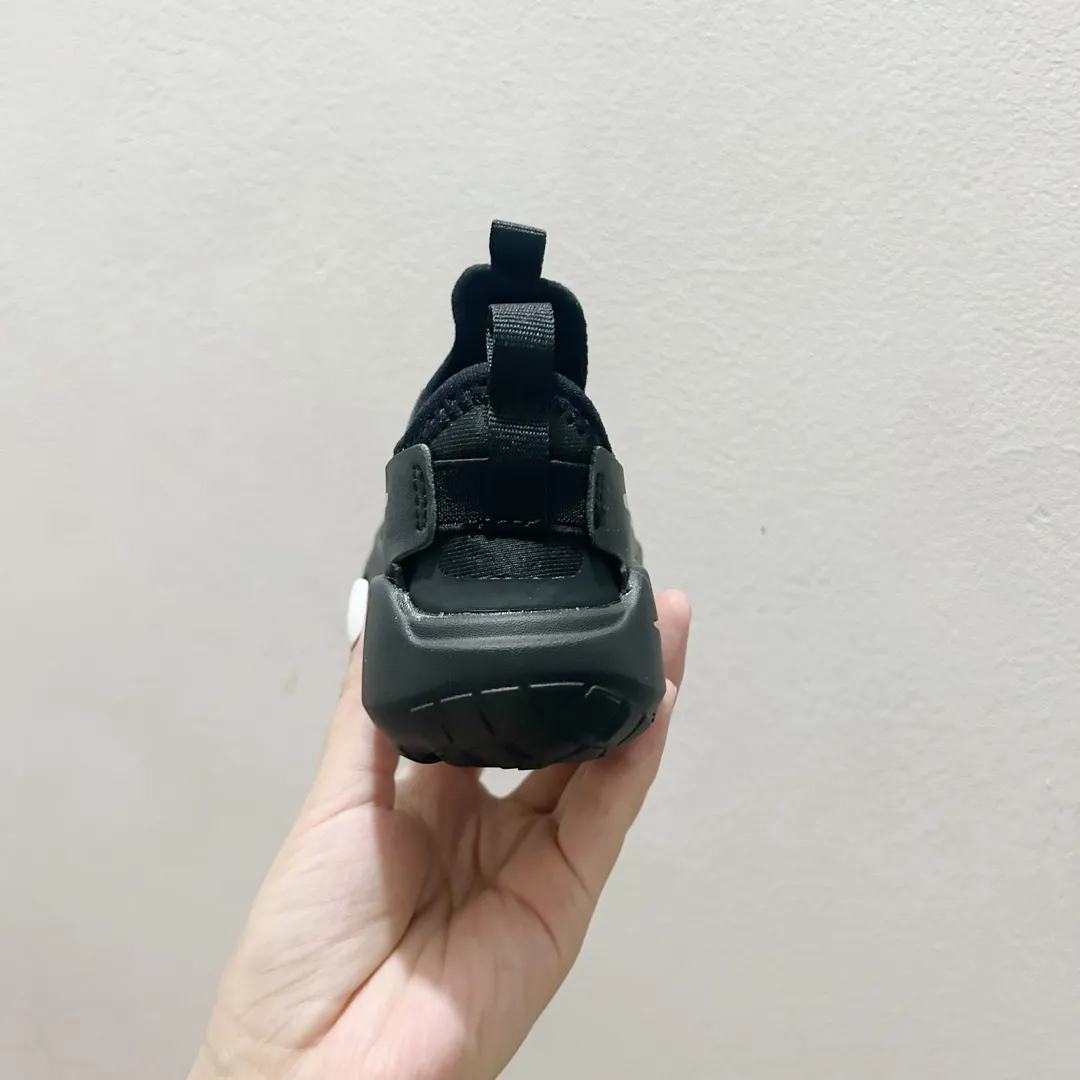 リピーター多数 軽量デザイン クッション性抜群 キッズ ランニングシューズ