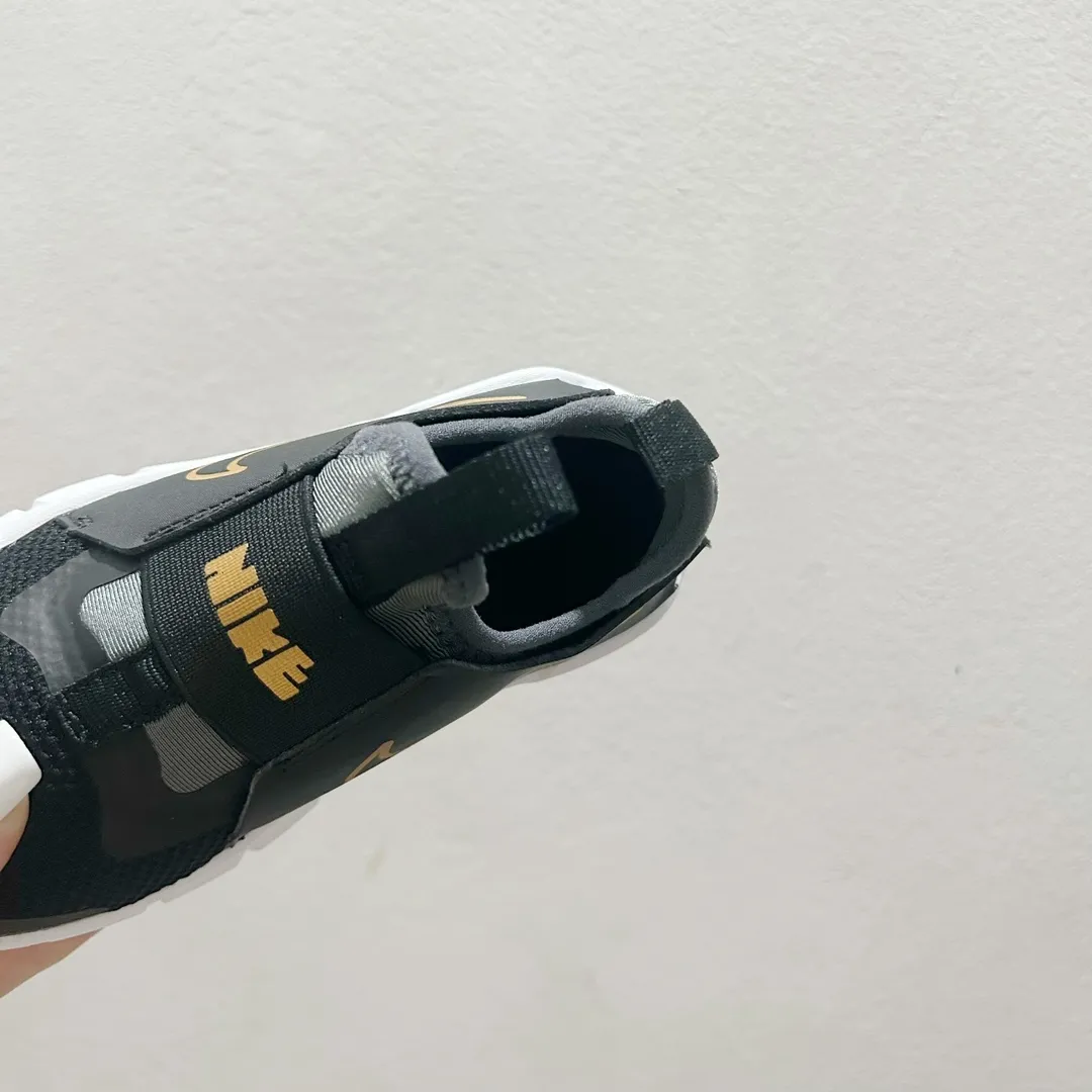 絶対後悔しない 脱ぎ履きラクラク クッション性抜群 キッズ ランニングシューズ