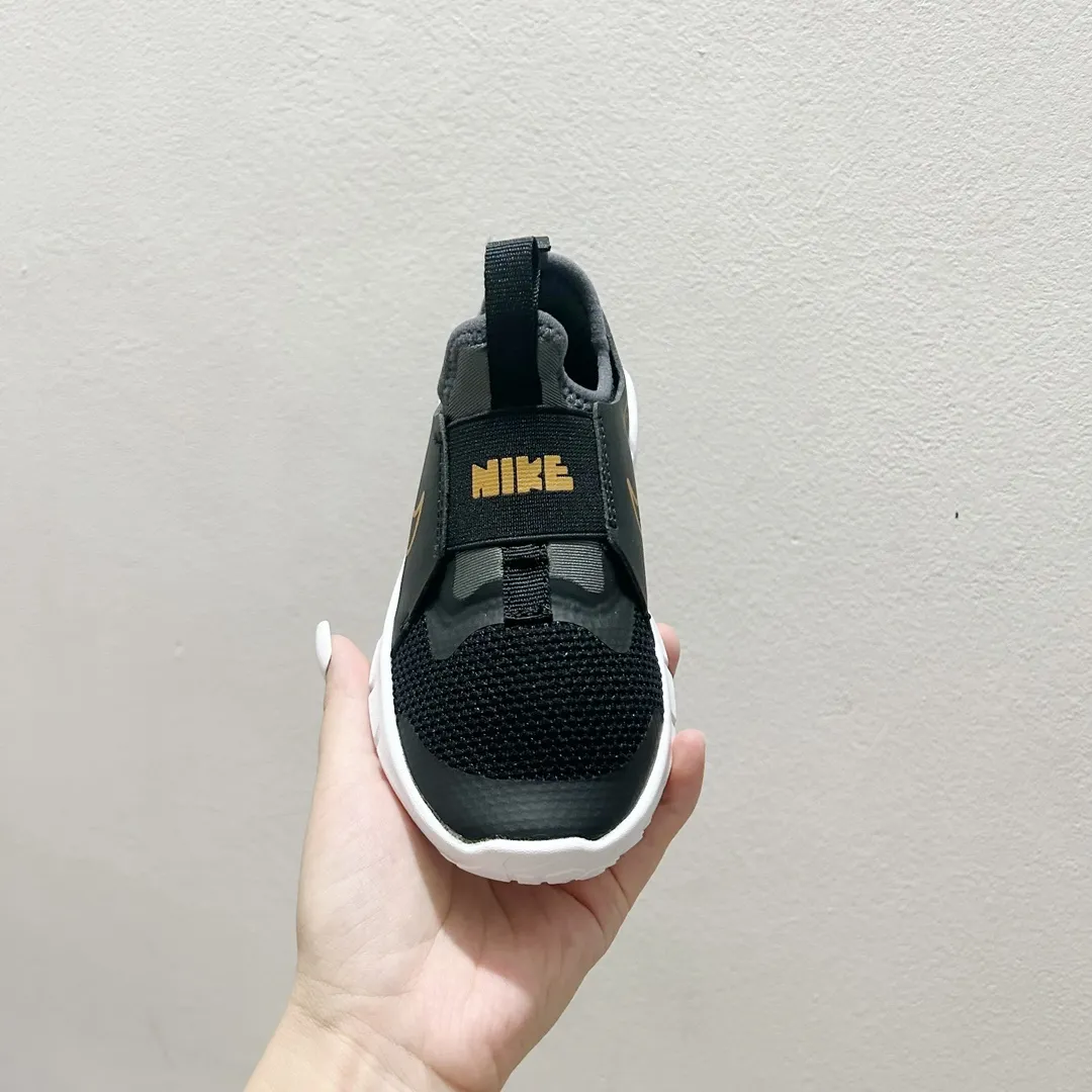 絶対後悔しない 脱ぎ履きラクラク クッション性抜群 キッズ ランニングシューズ