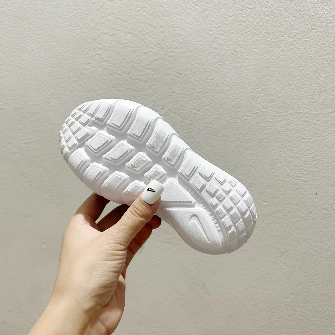 絶対後悔しない 脱ぎ履きラクラク クッション性抜群 キッズ ランニングシューズ