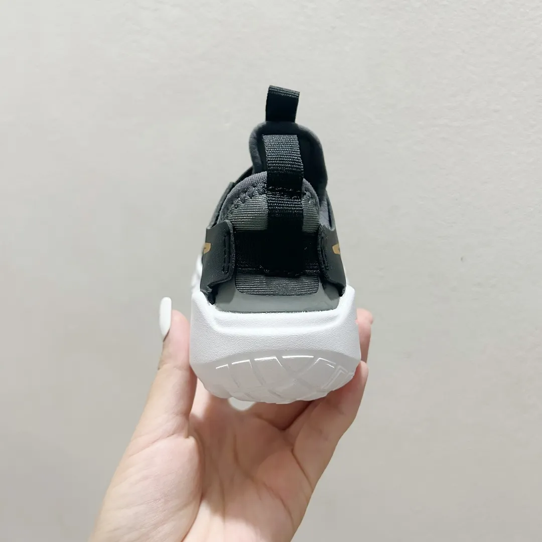 絶対後悔しない 脱ぎ履きラクラク クッション性抜群 キッズ ランニングシューズ