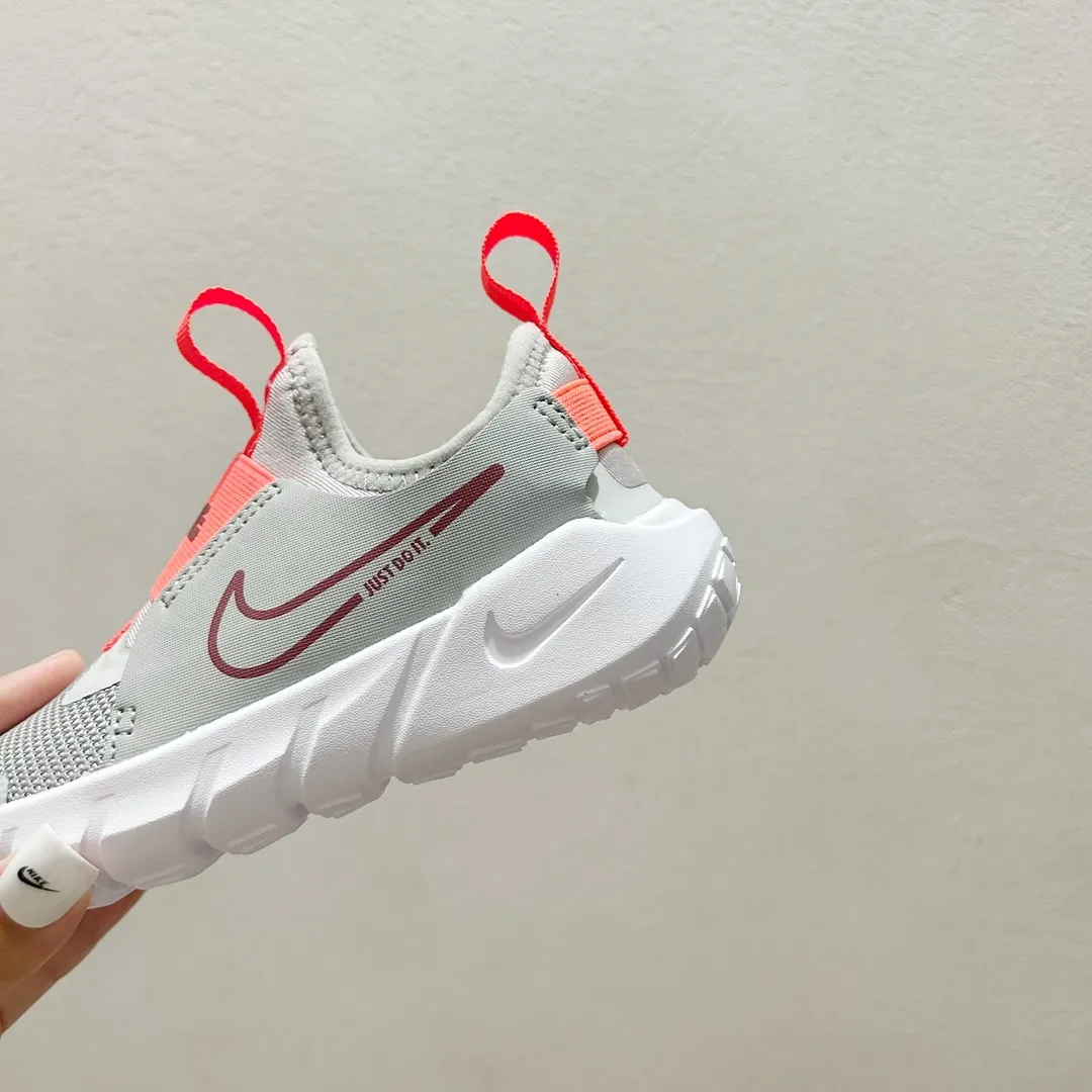 SNS映え間違いなし 軽量デザイン 裸足のような感覚 キッズ ランニングシューズ