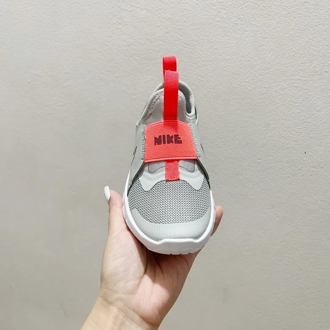 SNS映え間違いなし 軽量デザイン 裸足のような感覚 キッズ ランニングシューズ