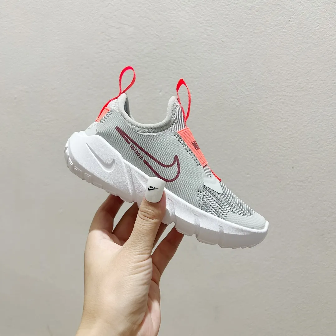 SNS映え間違いなし 軽量デザイン 裸足のような感覚 キッズ ランニングシューズ