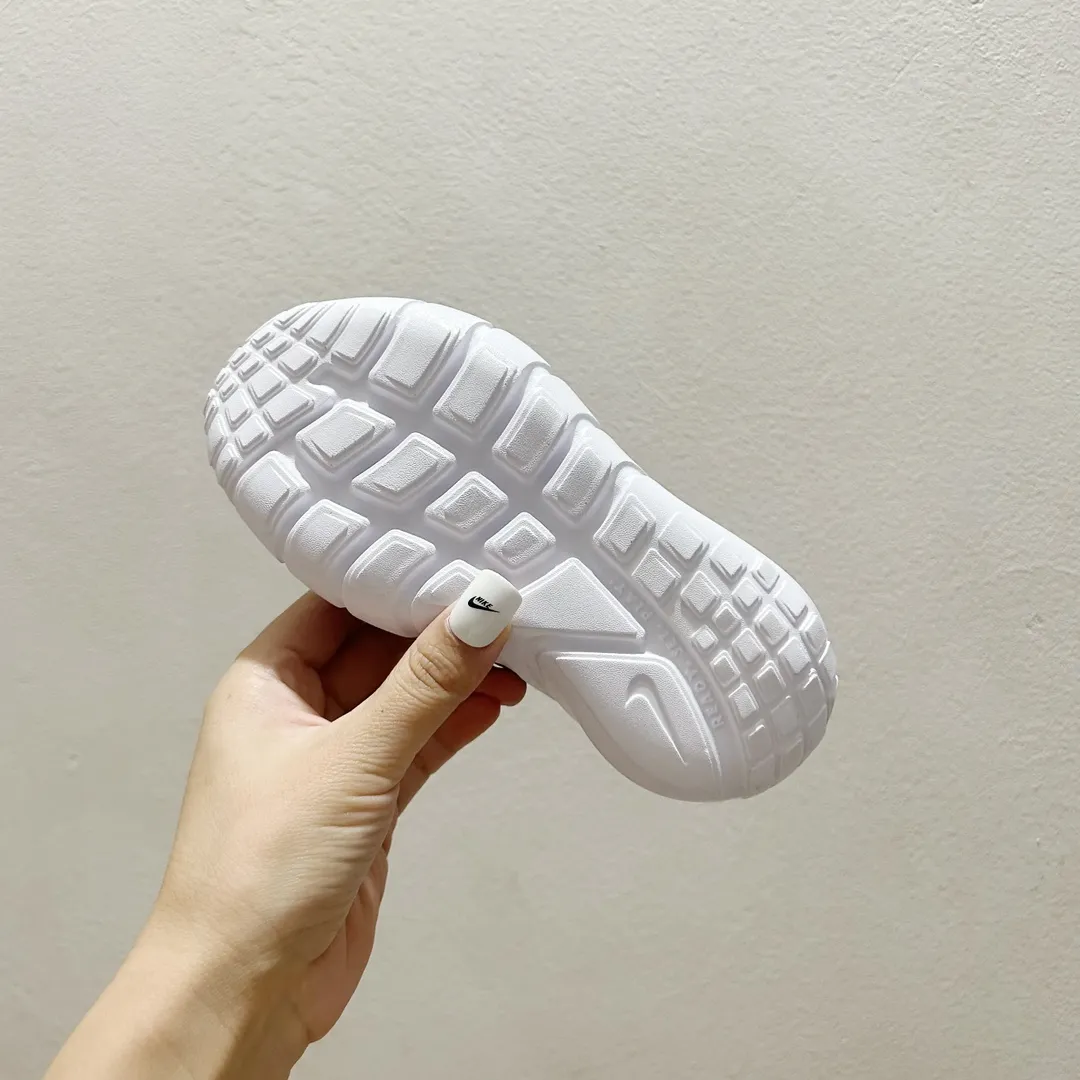 SNS映え間違いなし 軽量デザイン 裸足のような感覚 キッズ ランニングシューズ