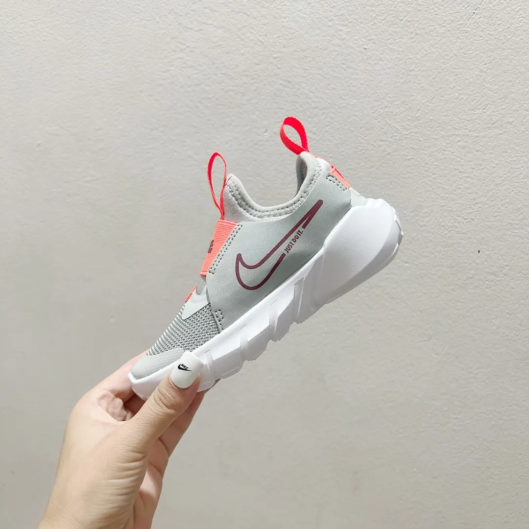 SNS映え間違いなし 軽量デザイン 裸足のような感覚 キッズ ランニングシューズ