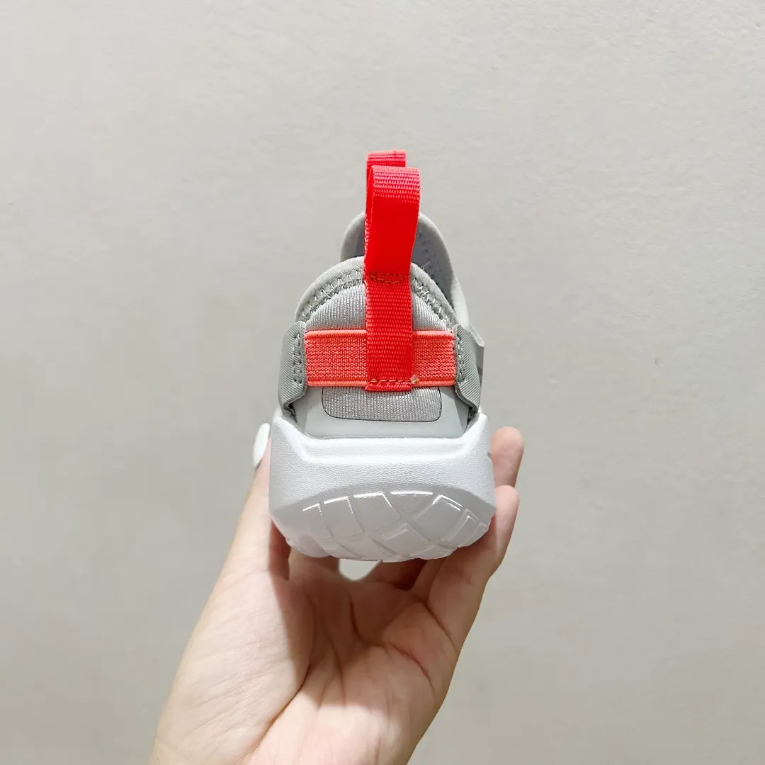 SNS映え間違いなし 軽量デザイン 裸足のような感覚 キッズ ランニングシューズ