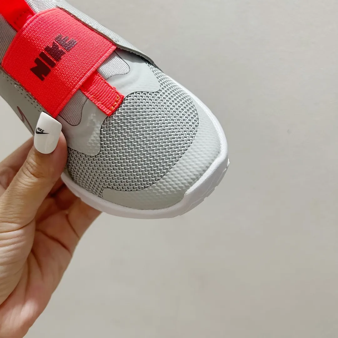 SNS映え間違いなし 軽量デザイン 裸足のような感覚 キッズ ランニングシューズ