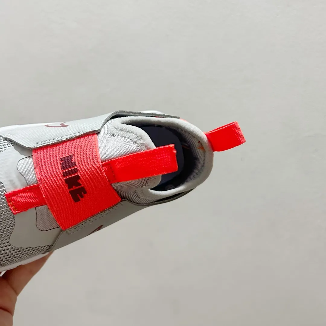 SNS映え間違いなし 軽量デザイン 裸足のような感覚 キッズ ランニングシューズ