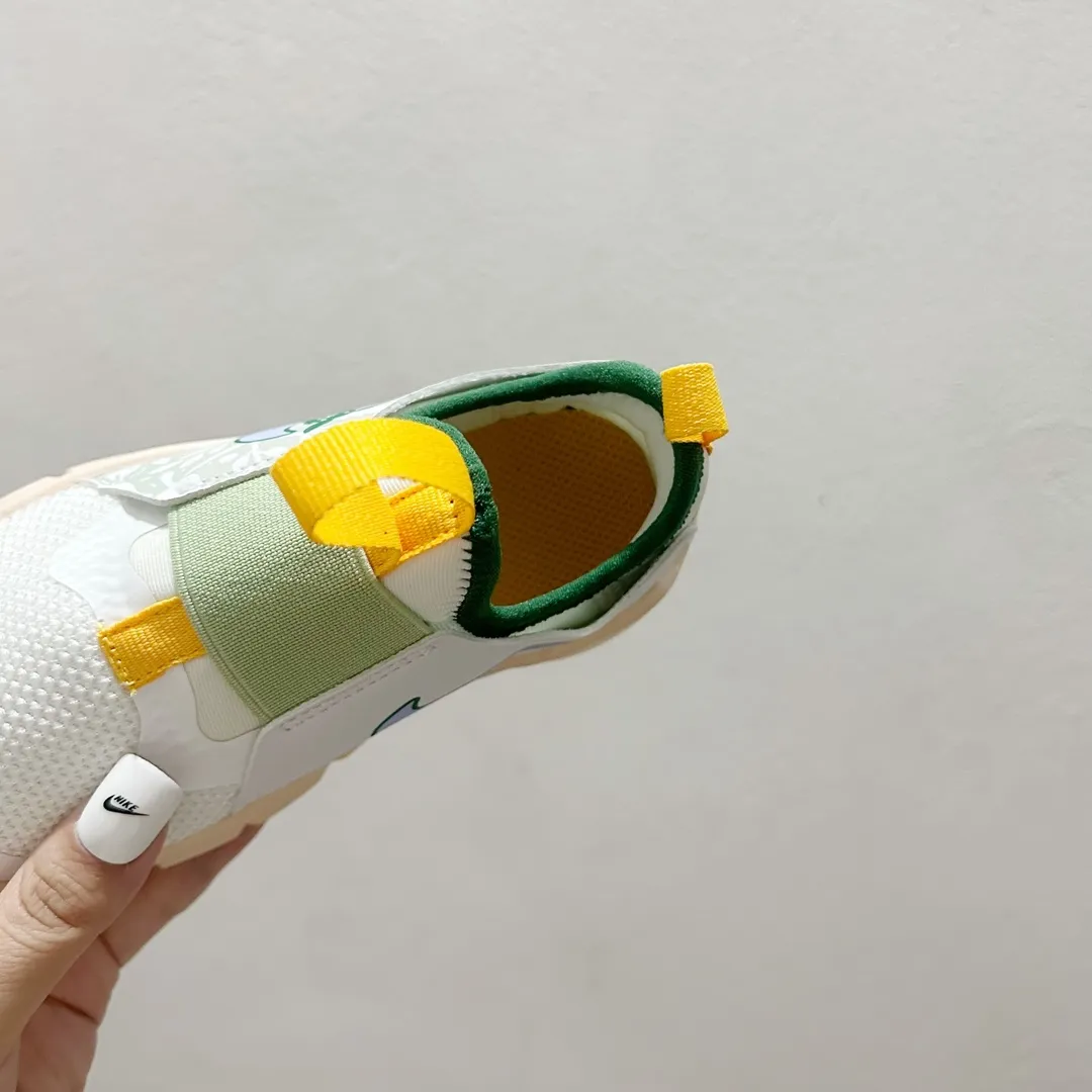 デイリーにもスポーツにもぴったり 軽量デザイン 走りやすい キッズ ランニングシューズ