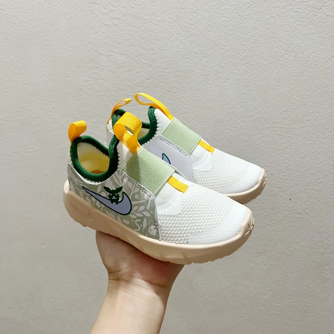 デイリーにもスポーツにもぴったり 軽量デザイン 走りやすい キッズ ランニングシューズ