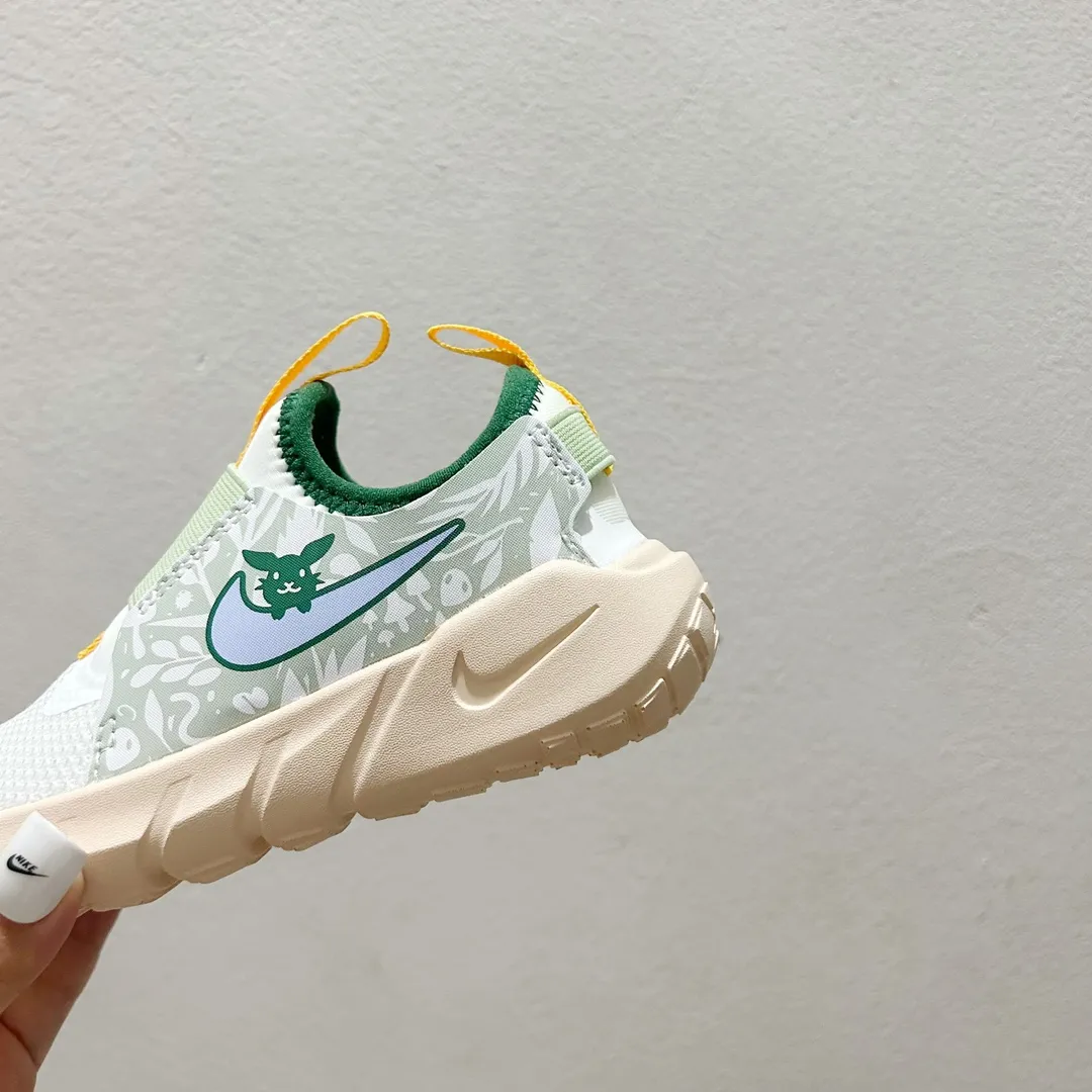 デイリーにもスポーツにもぴったり 軽量デザイン 走りやすい キッズ ランニングシューズ