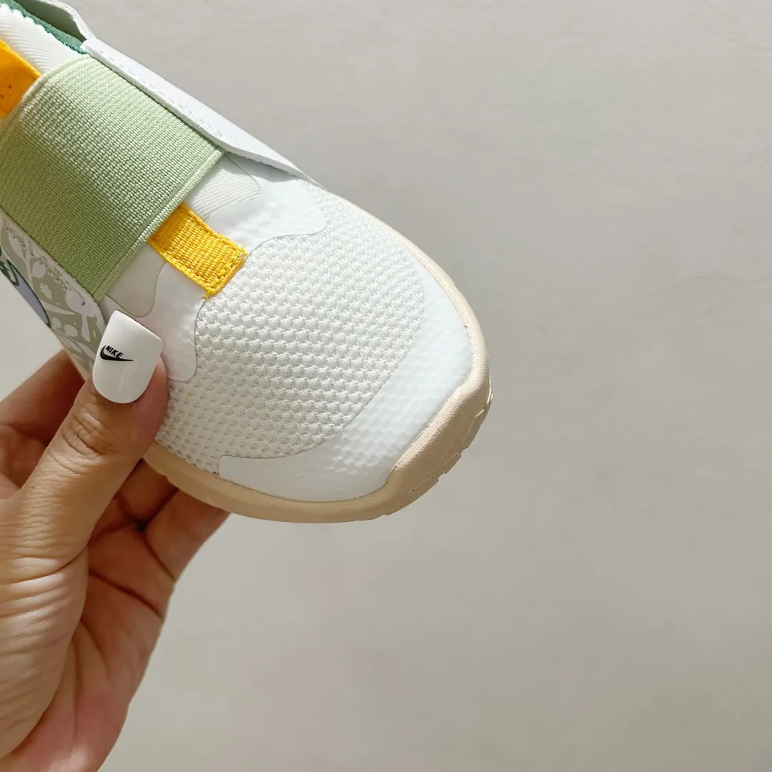 デイリーにもスポーツにもぴったり 軽量デザイン 走りやすい キッズ ランニングシューズ