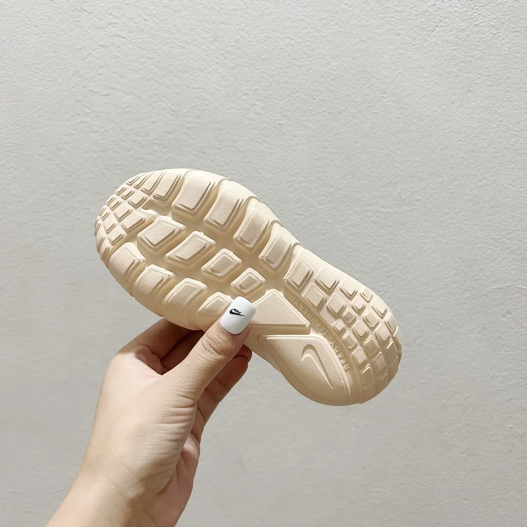 デイリーにもスポーツにもぴったり 軽量デザイン 走りやすい キッズ ランニングシューズ