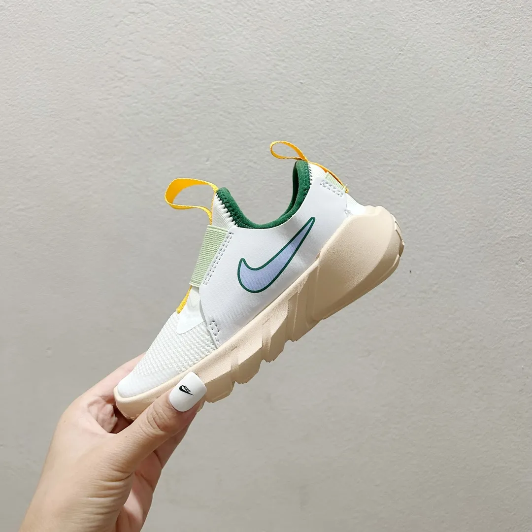 デイリーにもスポーツにもぴったり 軽量デザイン 走りやすい キッズ ランニングシューズ