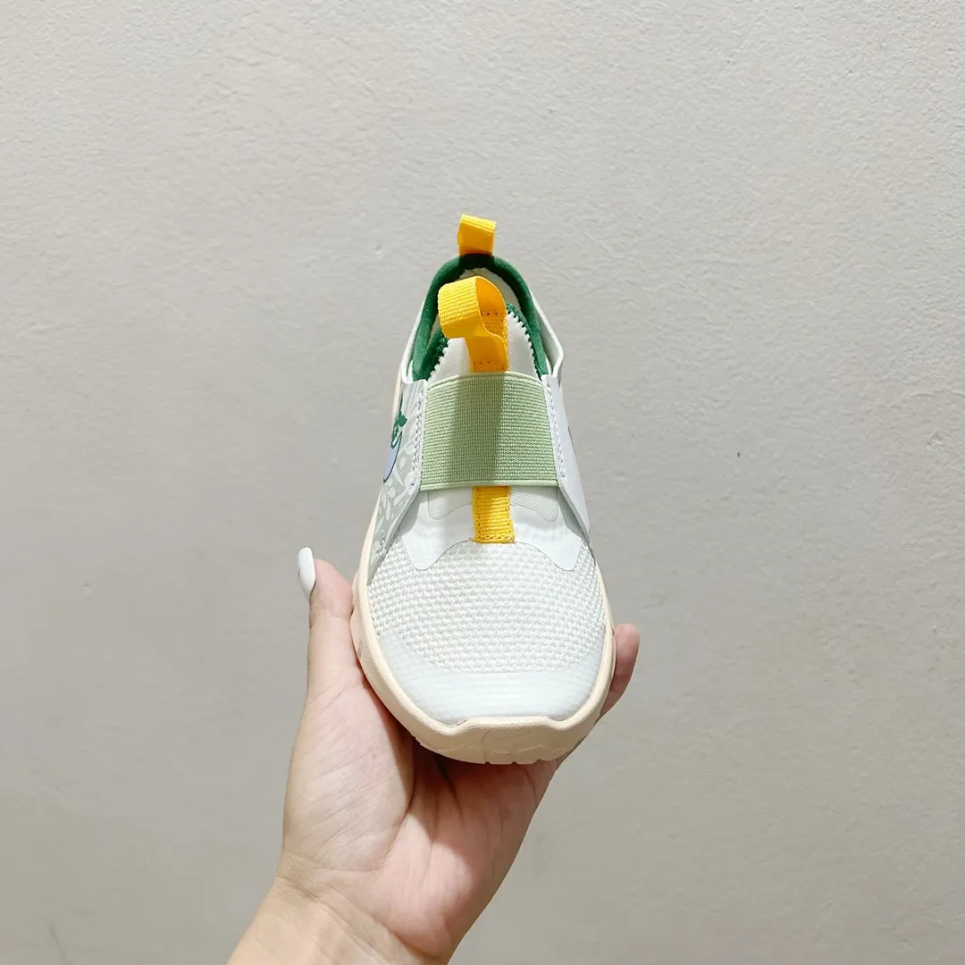 デイリーにもスポーツにもぴったり 軽量デザイン 走りやすい キッズ ランニングシューズ